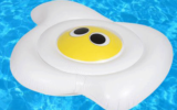 Un oeuf gonflable pour piscine