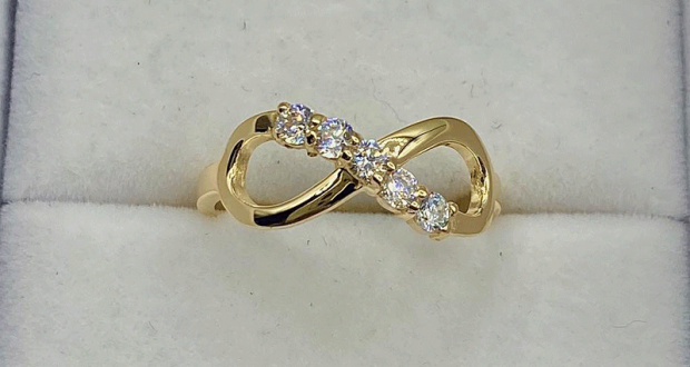 Une bague infini en or jaune 10k