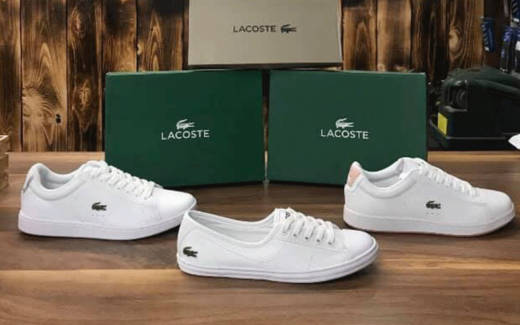 Une paire de chaussures LACOSTE