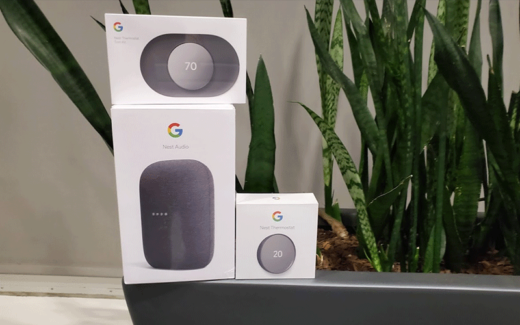 Un haut-parleur et un thermostat Google Nest