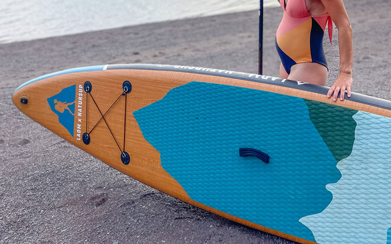 Un paddle board Intrépide LADM X naturSUP (1375 $)