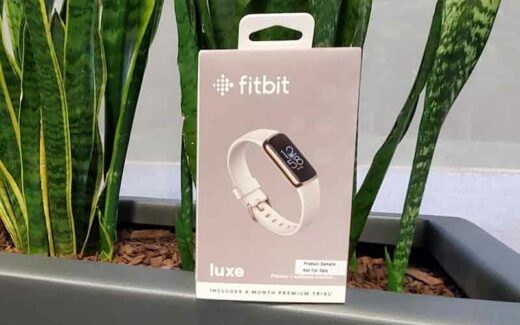 Un Fitbit Luxe en blanc