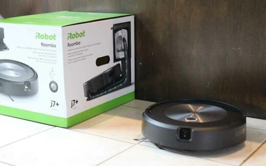 Un aspirateur robot Roomba j7+ iRobot (1050 $)