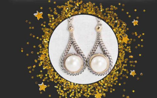 Des boucles d’oreilles en perles et en or 18K (899 $)