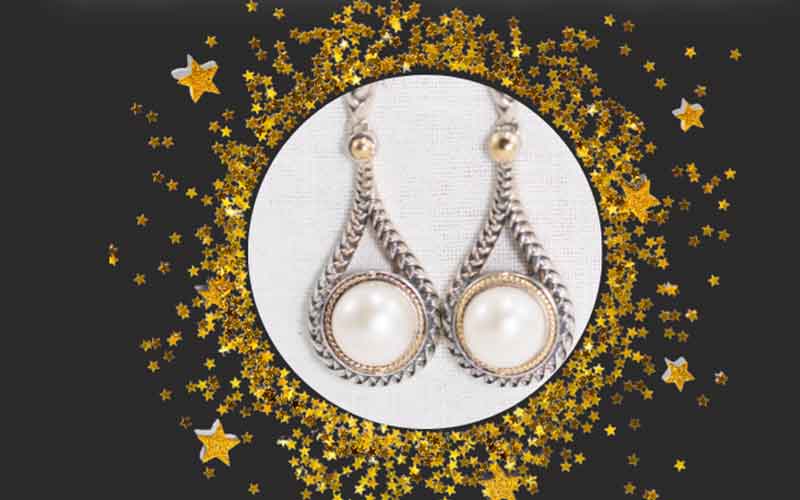 Des boucles d’oreilles en perles et en or 18K (899 $)