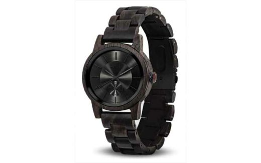 Une montre en bois Tense Watches Blackout Series