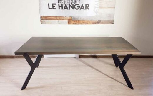 Une table en érable et merisier de 1500 $