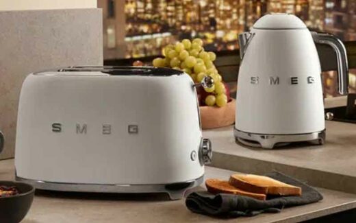 Une bouilloire + un toaster SMEG