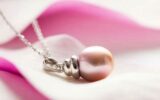 Un collier de perle d’eau douce rose